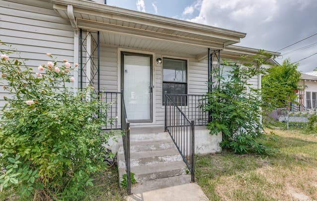 2-bedroom rental at 142 Helena St in San Antonio, TX — photo 3