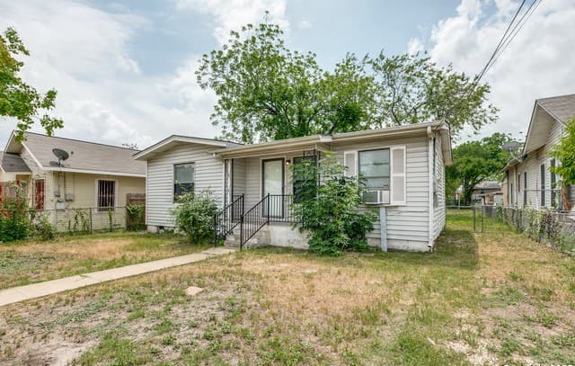 2-bedroom rental at 142 Helena St in San Antonio, TX — photo 4