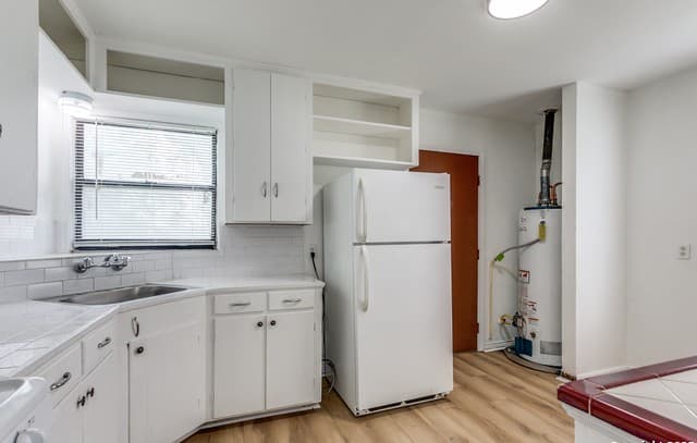 2-bedroom rental at 142 Helena St in San Antonio, TX — photo 5