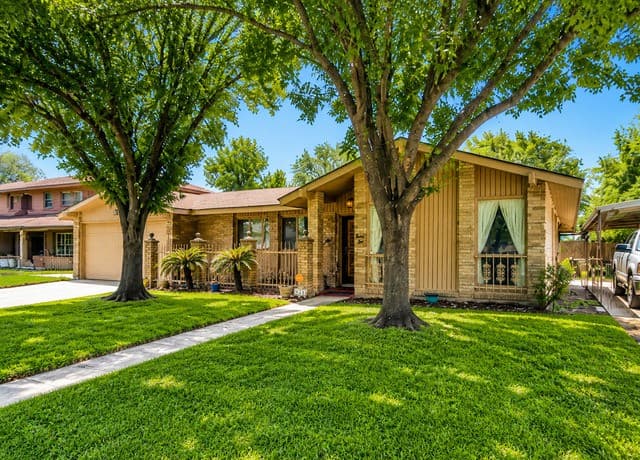 3-bedroom rental at 1210 Fontaine Dr in San Antonio, TX — photo 2