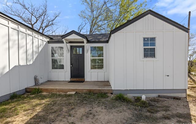 3-bedroom rental at 362 Avenue J in Poteet, TX — photo 3
