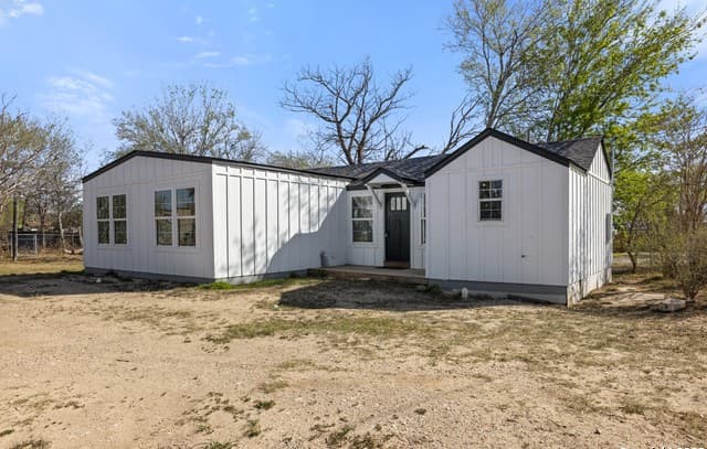 3-bedroom rental at 362 Avenue J in Poteet, TX — photo 2