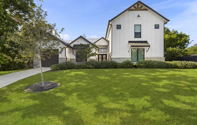 4-bedroom rental at 1025 Garraty Rd in Terrell Hills, TX — photo 2