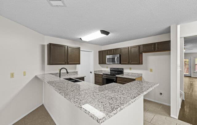 4-bedroom rental at 10338 Country Vis in San Antonio, TX — photo 2