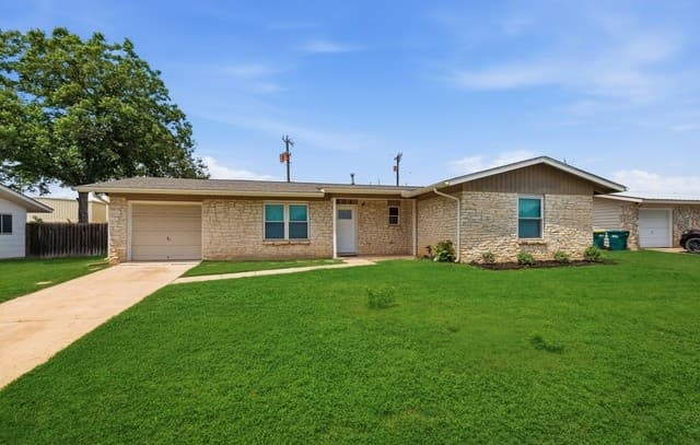 3-bedroom rental at 206 Balboa Dr in Universal City, TX — photo 1