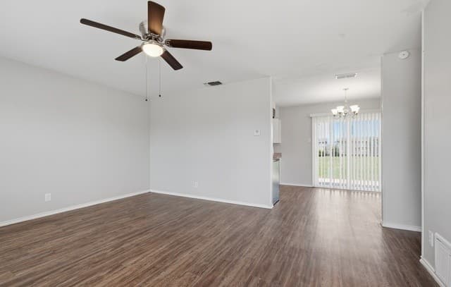 3-bedroom rental at 206 Balboa Dr in Universal City, TX — photo 4