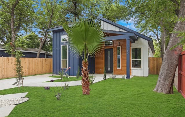 3-bedroom rental at 1204 Center St in San Antonio, TX — photo 1