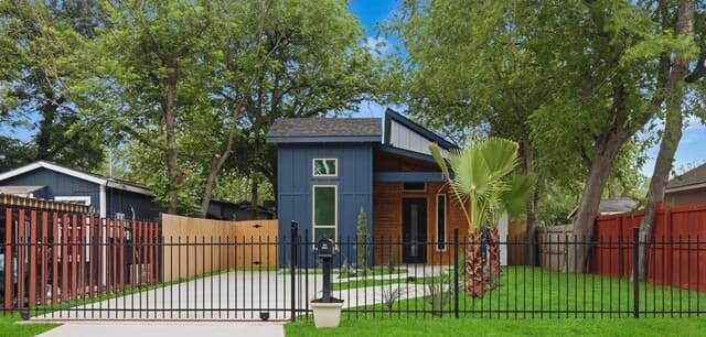 3-bedroom rental at 1204 Center St in San Antonio, TX — photo 2