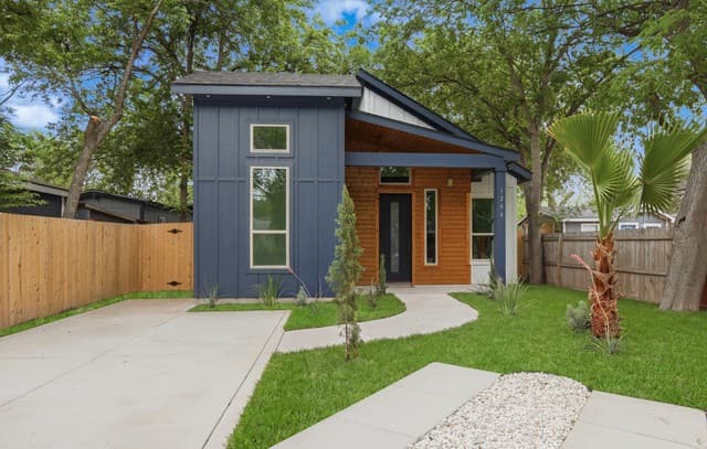 3-bedroom rental at 1204 Center St in San Antonio, TX — photo 3