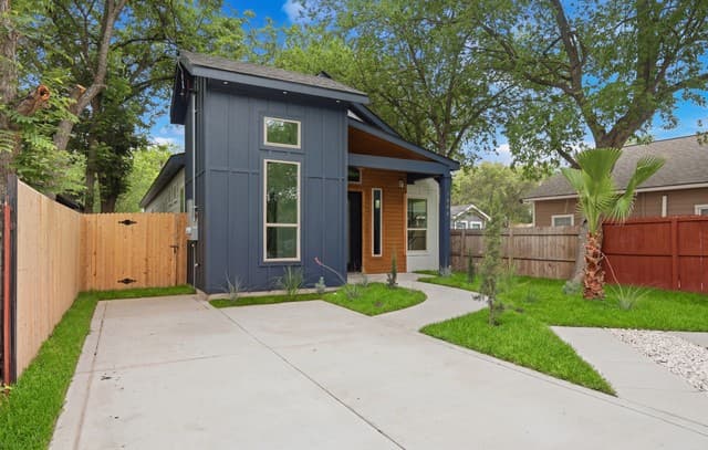 3-bedroom rental at 1204 Center St in San Antonio, TX — photo 4