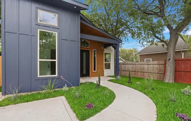 3-bedroom rental at 1204 Center St in San Antonio, TX — photo 5