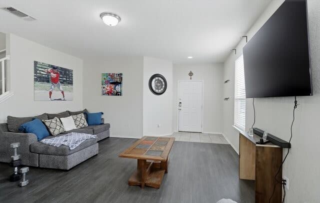 3-bedroom rental at 4323 Safe Harbor in San Antonio, TX — photo 2