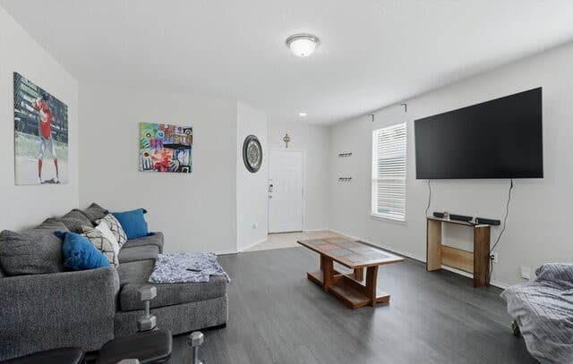 3-bedroom rental at 4323 Safe Harbor in San Antonio, TX — photo 3