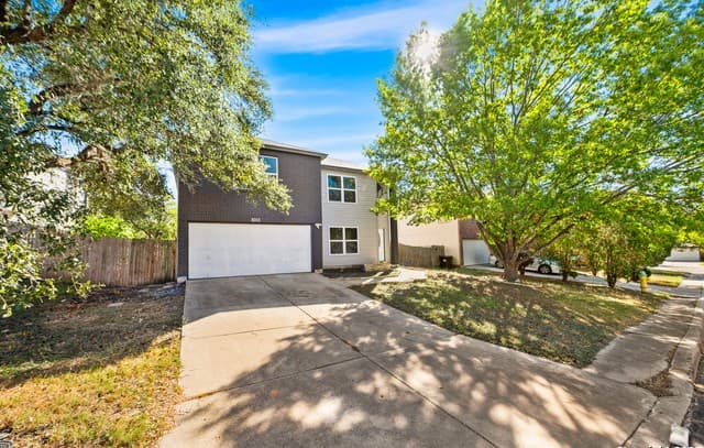 4-bedroom rental at 8010 Chestnut Gate in Converse, TX — photo 2