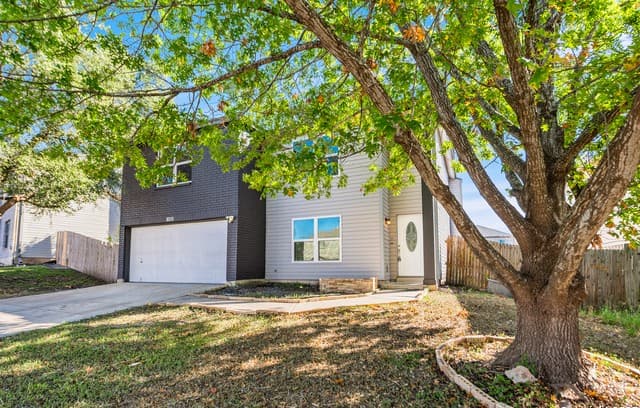 4-bedroom rental at 8010 Chestnut Gate in Converse, TX — photo 3