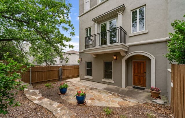3-bedroom rental at 225 E Mulberry Unit 211-2 in San Antonio, TX — photo 2