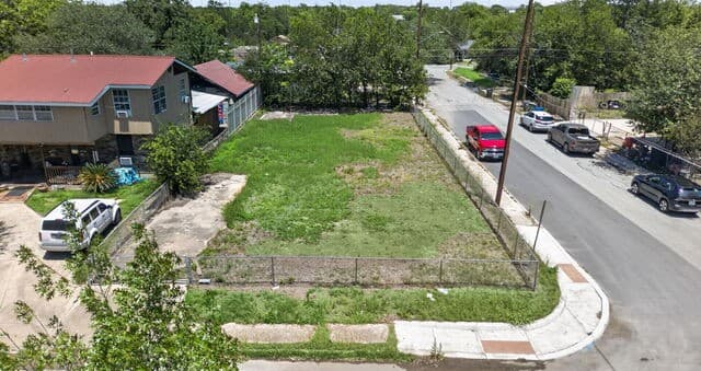 rental at 3803 W Houston St in San Antonio, TX — photo 1