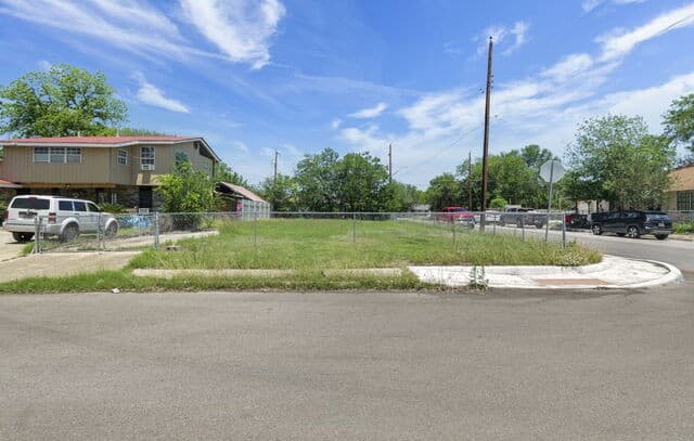 rental at 3803 W Houston St in San Antonio, TX — photo 2