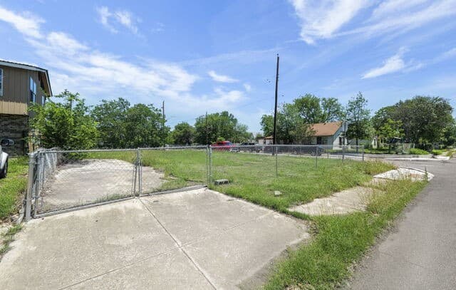 rental at 3803 W Houston St in San Antonio, TX — photo 4