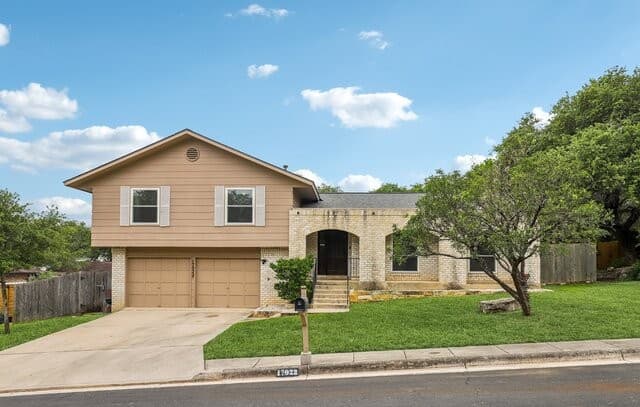 3-bedroom rental at 17022 Turkey Point St in San Antonio, TX — photo 2