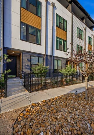 3-bedroom rental at 719 E Locust St Unit 4107 in San Antonio, TX — photo 2