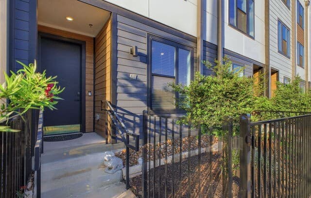 3-bedroom rental at 719 E Locust St Unit 4107 in San Antonio, TX — photo 4