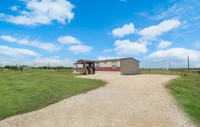 4-bedroom rental at 250 Cr 325 in Jourdanton, TX — photo 4