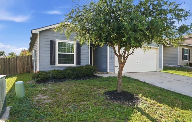 3-bedroom rental at 6715 Rosenthal Pass in San Antonio, TX — photo 3