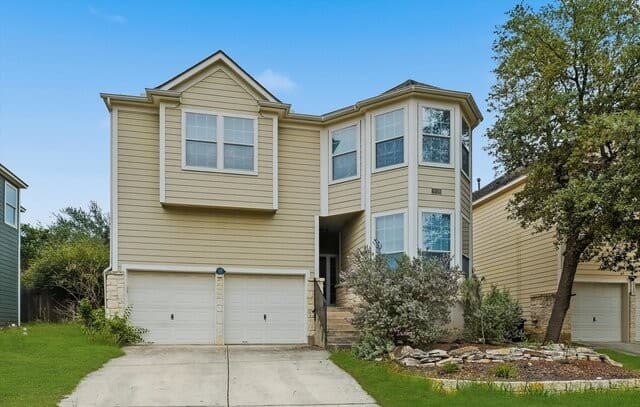 5-bedroom rental at 8719 Sarasota Woods in San Antonio, TX — photo 2