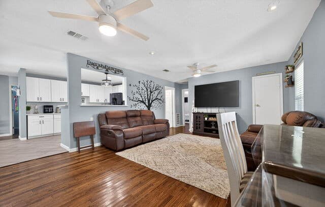 4-bedroom rental at 327 Ranmar in San Antonio, TX — photo 5