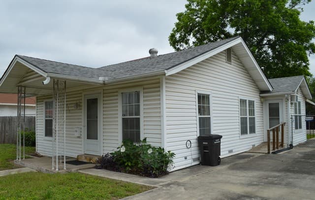 2-bedroom rental at 425 Robert E Lee in San Antonio, TX — photo 1