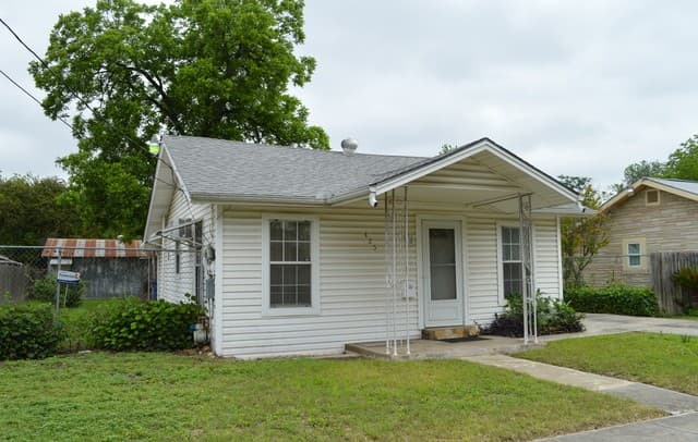 2-bedroom rental at 425 Robert E Lee in San Antonio, TX — photo 2