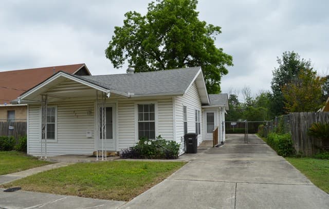 2-bedroom rental at 425 Robert E Lee in San Antonio, TX — photo 3