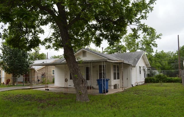 2-bedroom rental at 425 Robert E Lee in San Antonio, TX — photo 4