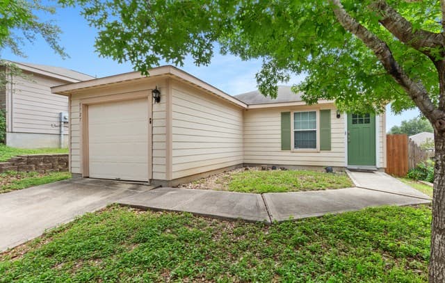 2-bedroom rental at 5727 Hickory Cyn in San Antonio, TX — photo 2