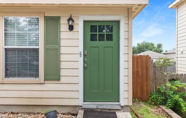 2-bedroom rental at 5727 Hickory Cyn in San Antonio, TX — photo 3