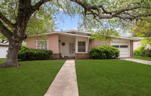 3-bedroom rental at 242 Middlebury in San Antonio, TX — photo 1