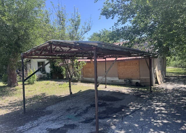 3-bedroom rental at 410 Amanda St in San Antonio, TX — photo 2