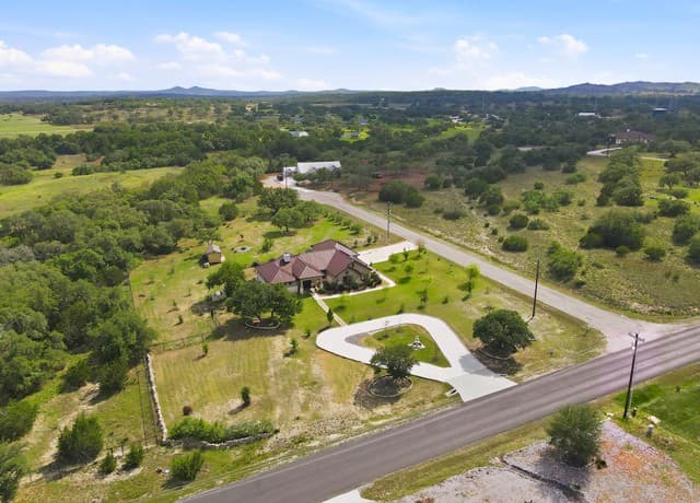 3-bedroom rental at 103 William Tobin in Blanco, TX — photo 5