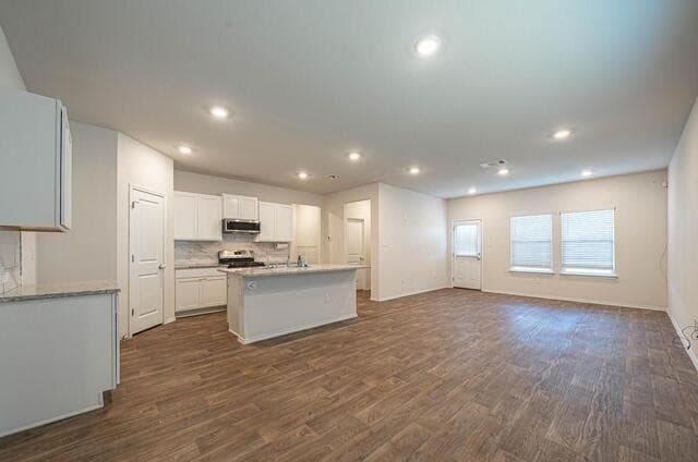 5-bedroom rental at 15727 Clove Spice Way in Von Ormy, TX — photo 3
