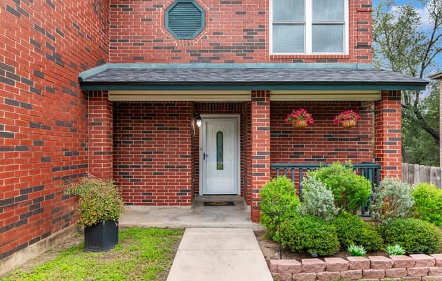 3-bedroom rental at 15722 Walnut Creek in San Antonio, TX — photo 4