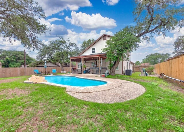 3-bedroom rental at 8006 Echo Wind St in San Antonio, TX — photo 2