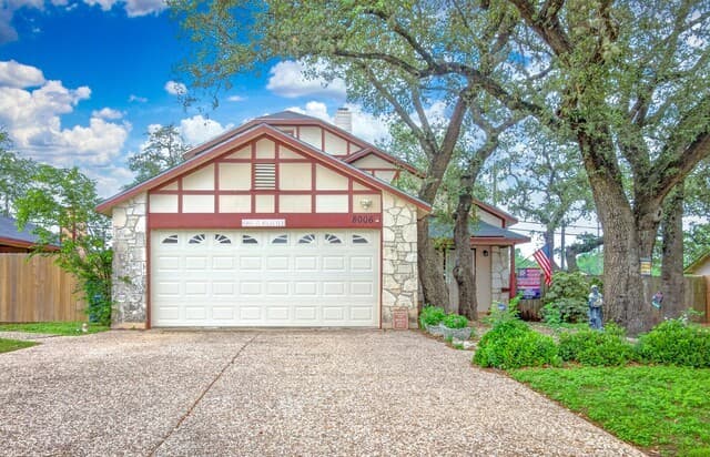 3-bedroom rental at 8006 Echo Wind St in San Antonio, TX — photo 3