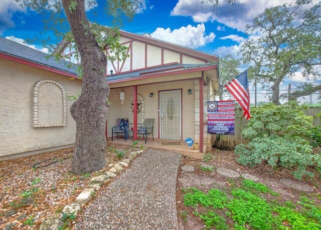 3-bedroom rental at 8006 Echo Wind St in San Antonio, TX — photo 4