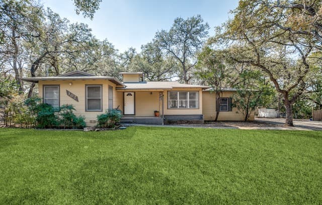 3-bedroom rental at 102 Krameria Dr in Castle Hills, TX — photo 2