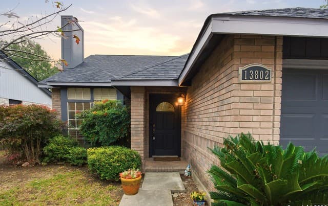 3-bedroom rental at 13802 Blenhein Ridge in San Antonio, TX — photo 2