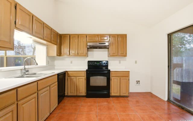 3-bedroom rental at 13802 Blenhein Ridge in San Antonio, TX — photo 4