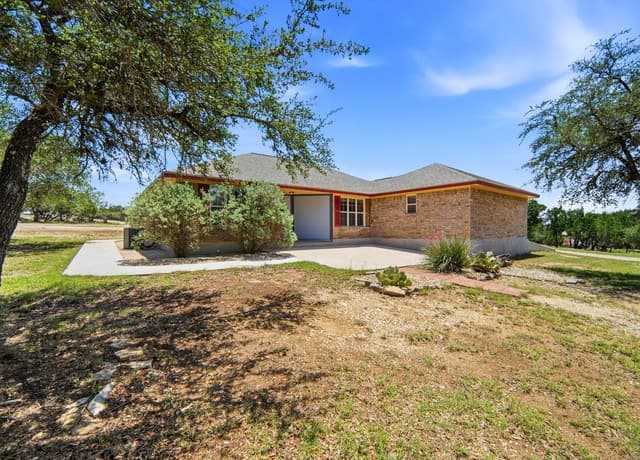 3-bedroom rental at 342 Chipman Ct in Bandera, TX — photo 1