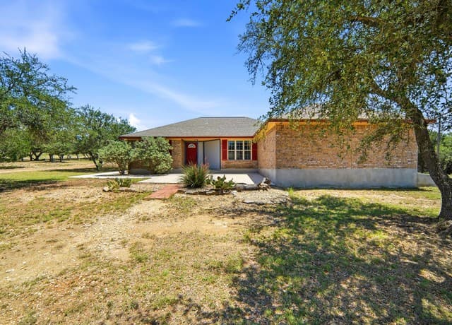 3-bedroom rental at 342 Chipman Ct in Bandera, TX — photo 2