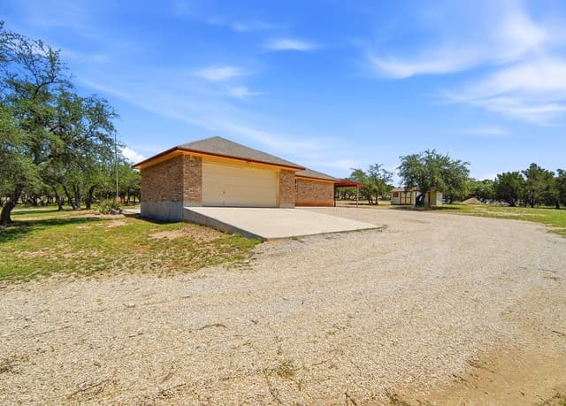 3-bedroom rental at 342 Chipman Ct in Bandera, TX — photo 3